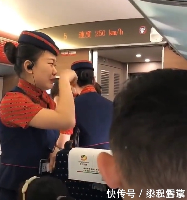 女子高铁拒查票气哭乘务员,旁观小孩说的话亮了！