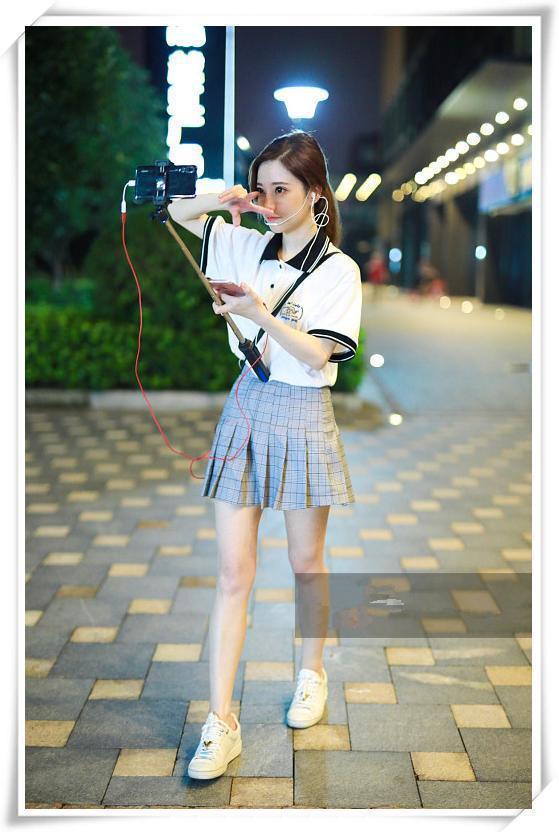 冯提莫晚上户外直播穿成这样？网友：真心佩服她的胆量！