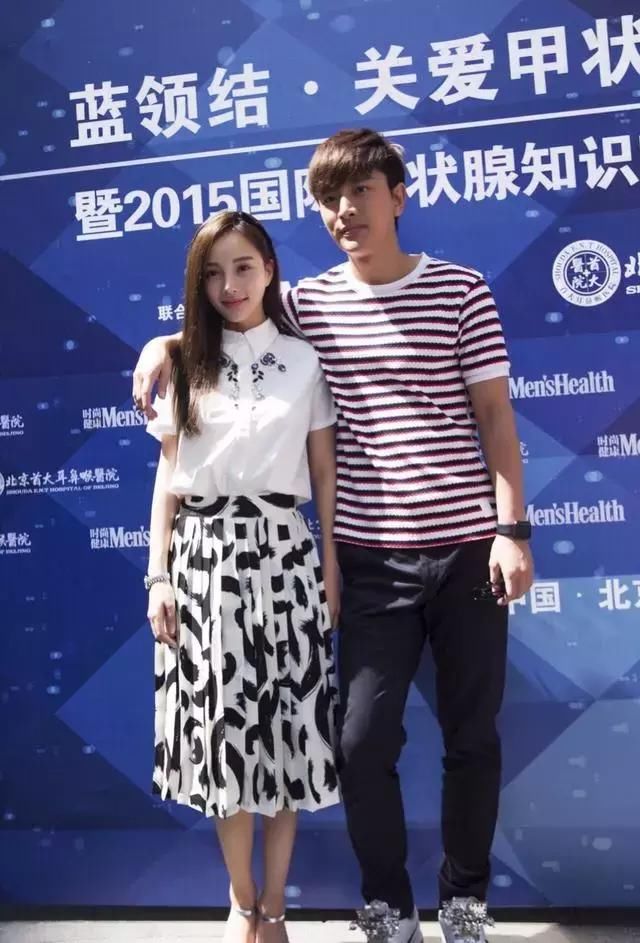 李小璐身穿蓝色短裙亮相，没想到坐下瞬间就后悔，原来是骑在马上