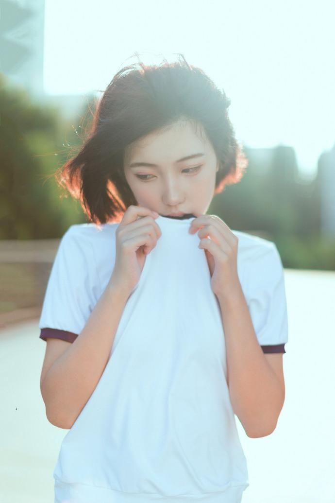 日系运动装美女性感迷人写真图片