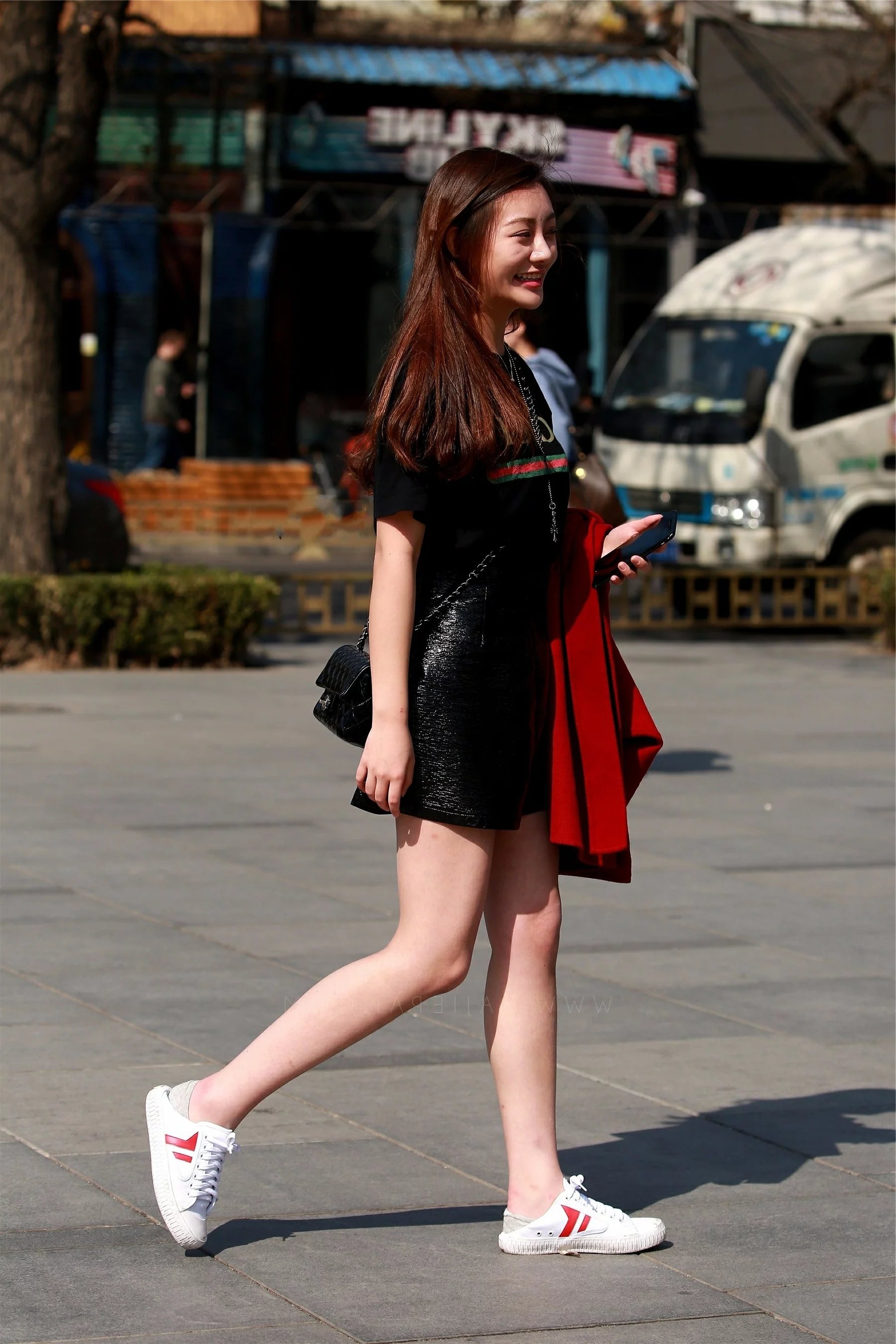 气质小姐姐黑色小皮裙可爱甜美，一边跑一边笑，想起初恋的味道