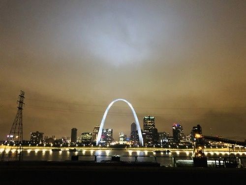 世界上最牛“大门”,高630英尺还设电梯,每年被雷袭击可达百次