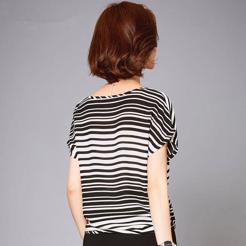 天热了，假如你不想裙子配丝袜，那你试试下面这穿法，好看又气质