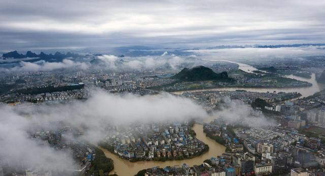 直击桂林暴雨，漓江已超警界水位，航拍画面似电影大片