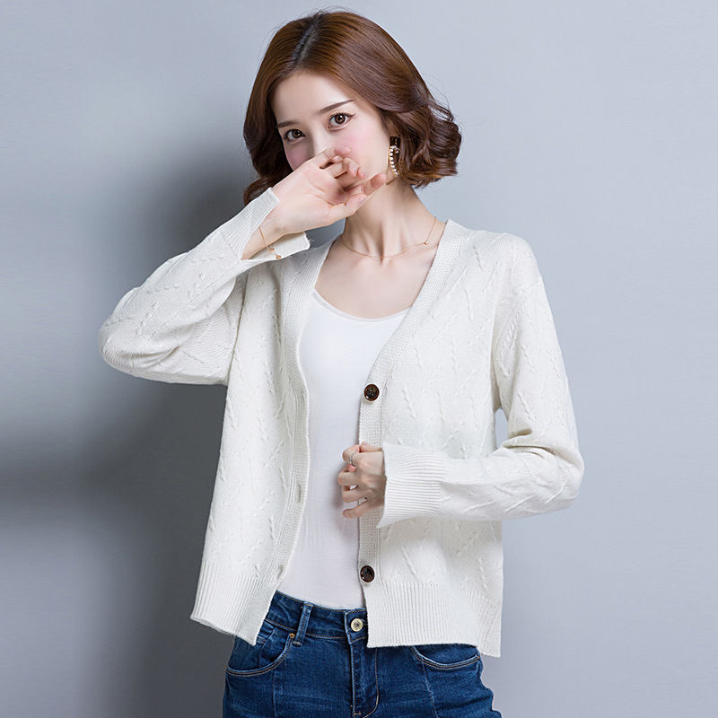 女人要是经济条件允许，全换成刚上秋装“开衫”特别时尚显美嫩