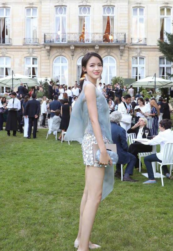 182世姐张梓琳穿平底鞋现身时装周，网友：比穿高跟鞋的腿都长