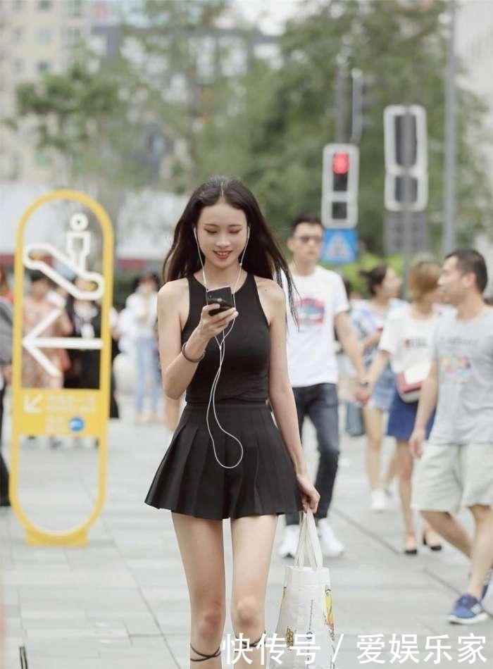 「美女」迷人靓丽的美女街拍:简约不简单的美女,吸引无数目光