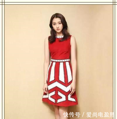 关晓彤气质太奇怪！仙女烫秒变大妈卷，网友咋看都不像21岁！