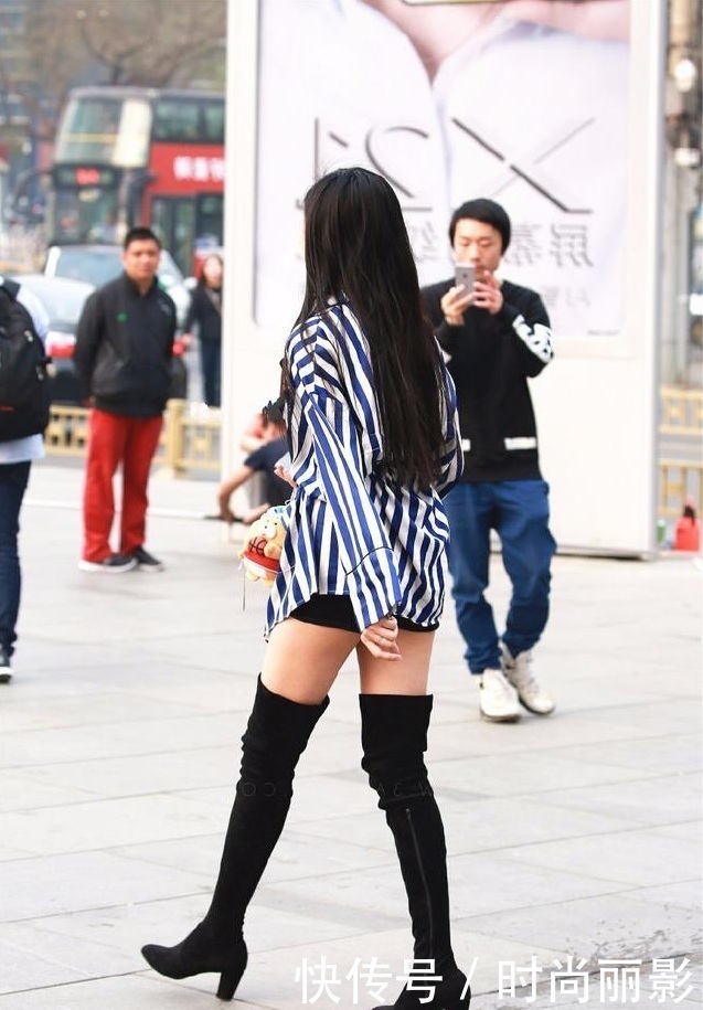 街拍 气质小姐姐高筒长靴玩起绝对领域 回眸一笑轻熟女范儿赚足眼球 街拍 气质小姐姐高筒长靴玩起绝对领域 回眸一笑轻熟女范儿赚足眼球