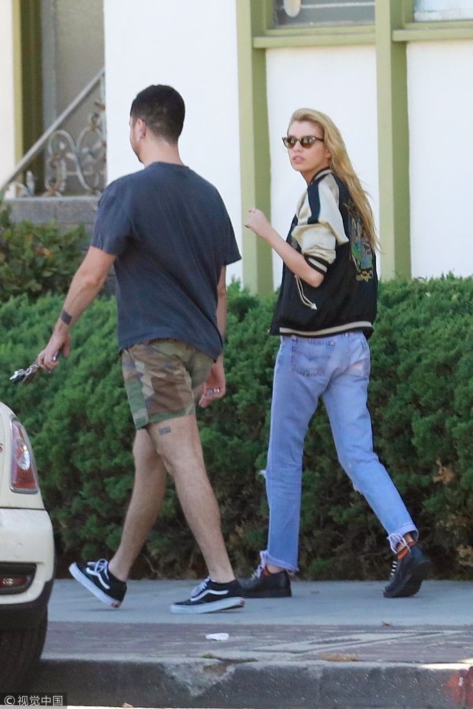 KK女友麦克斯韦秀小蛮腰比例逆天 抱臂走路手指镜头冷漠脸上线