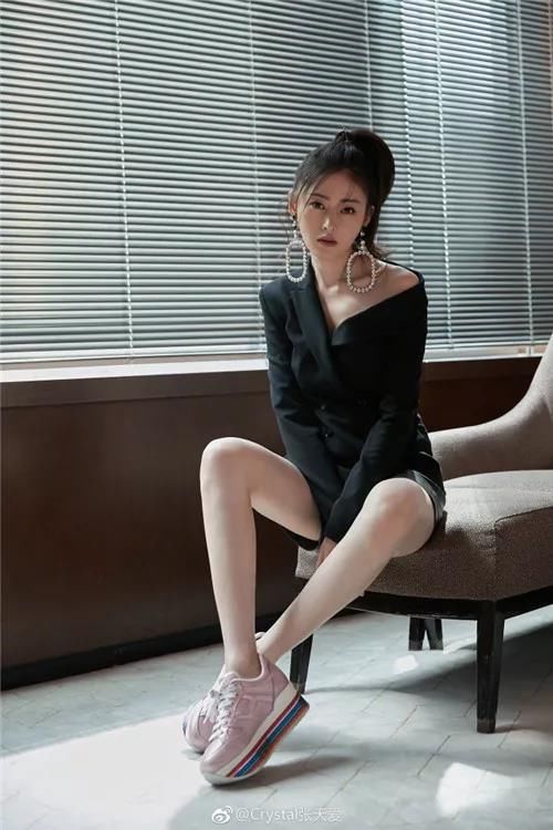 张天爱逆天身材凹凸有致，网友直呼“好羡慕！想拥有同款身材！”