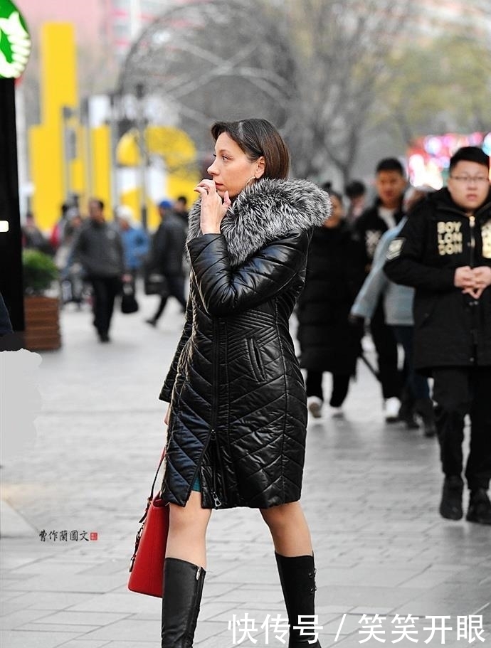 『凸显』街拍:穿真皮高筒靴的美女,更加凸显好衣品
