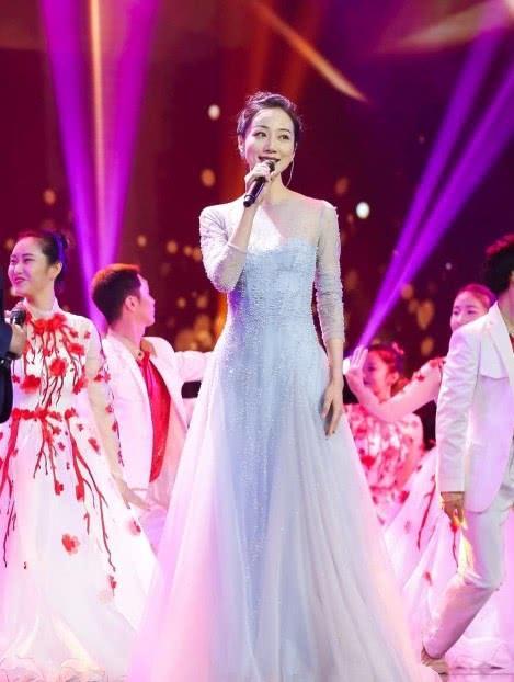 韩雪气质太好了,背个小包也能背出礼仪小姐的既视感,快学学!