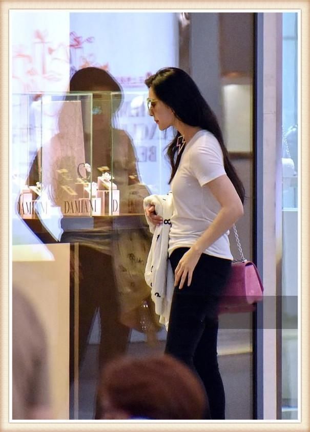 看了张馨予T恤,再看看范爷,网友:二人身材完全不在一个档次