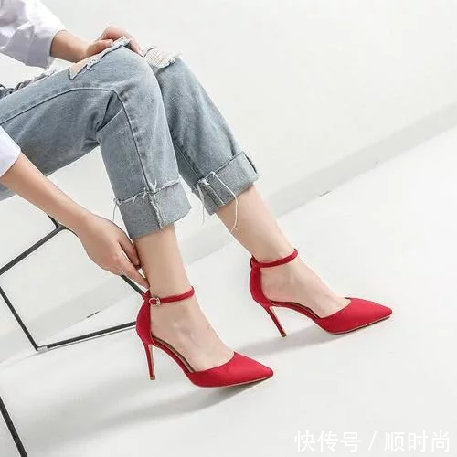 大气时髦范儿的细高跟，打造大长腿视觉感，展现一个女人的魅力