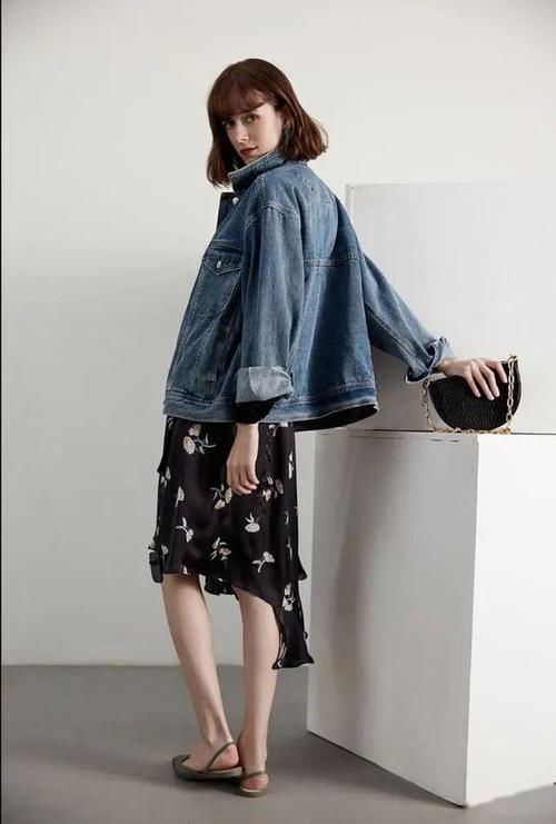  「气色」今年流行“经典蓝”质感穿搭，提亮气色显品味