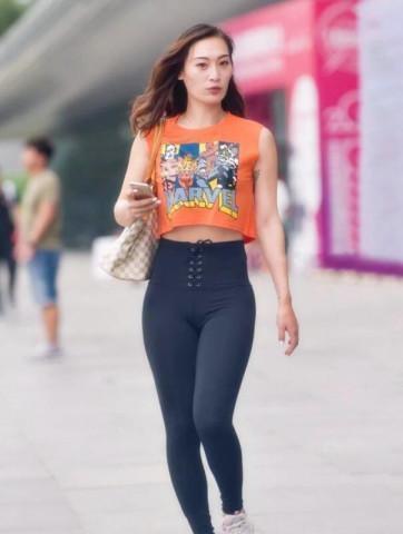 时髦有个性的打底裤美女，优雅气息一波接一波，一般人hold不住！