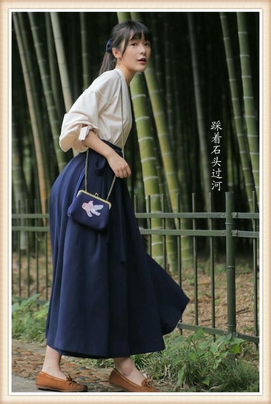 徐娇终于不穿唐装了！T恤裙大秀美腿，网友直呼：美的刚刚好！