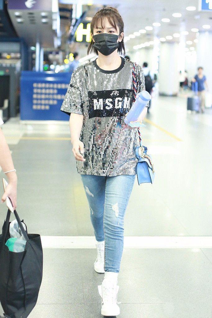 网友对杨紫要求太严格了, 机场穿短袖牛仔裤舒舒服服的怎么了?