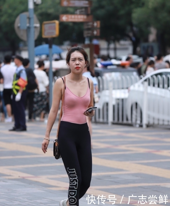  【喜欢】路人街拍：喜欢穿热裤的美女，身材都不差！