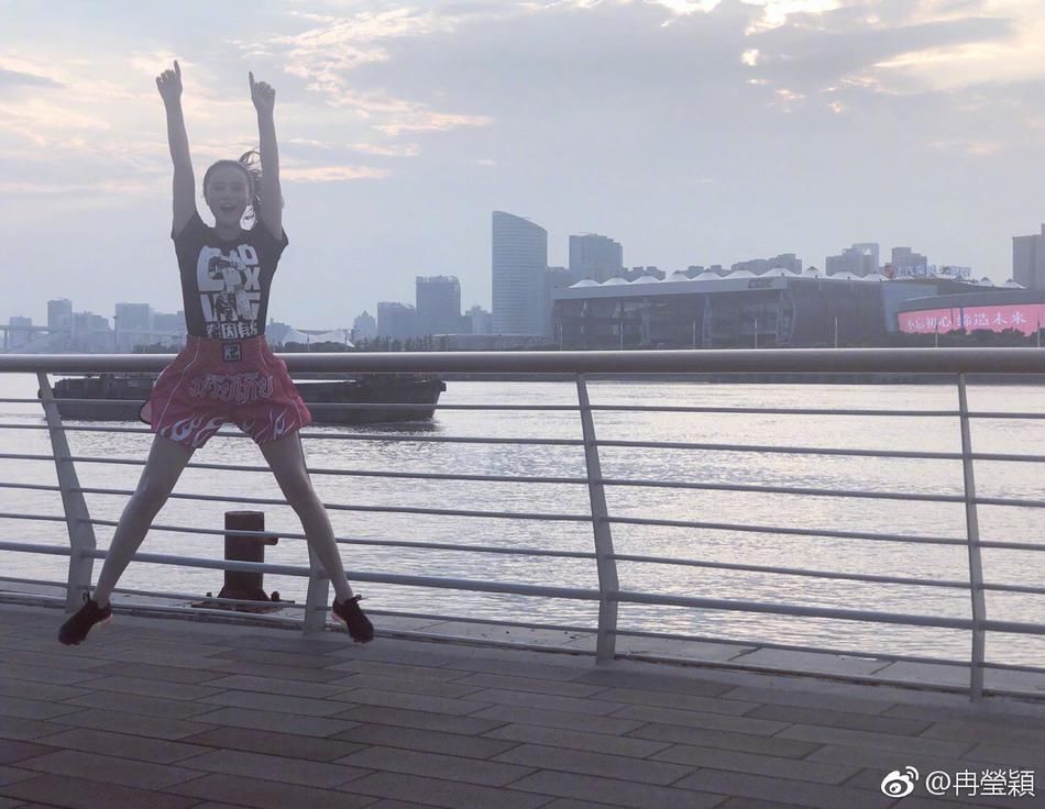 邹市明娇妻江边兴奋大跳，高抬腿秀柔韧度，大长腿又白又直惹人羡