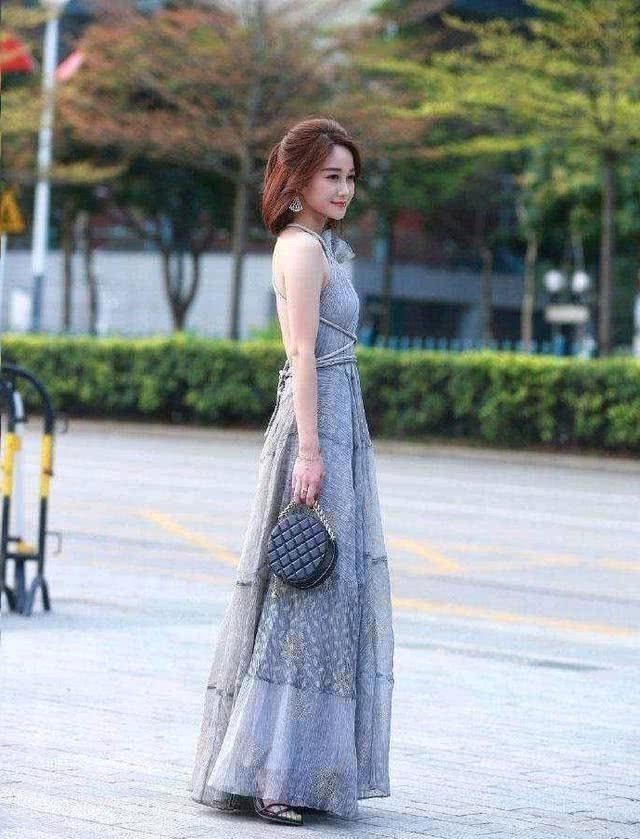 街拍：穿着打扮时尚的小姐姐，面容俊美身材优美性感！