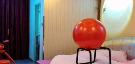 酒店情侣套房中的“圆球”有什么用？前台小妹：趁年轻多用用