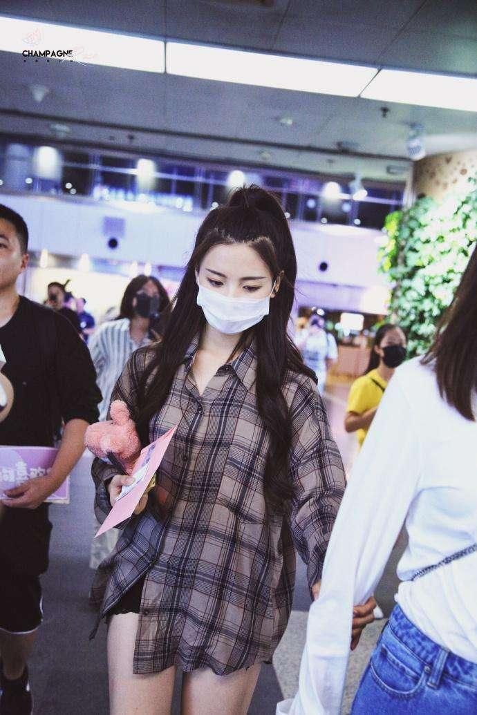 杨超越最新近照，衬衫搭短裤秀美腿，却被脚上的袜子暴露了品味