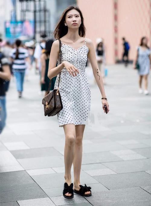街拍：吊带裙也能穿出新时尚，谁说只有平胸妹子穿才好看