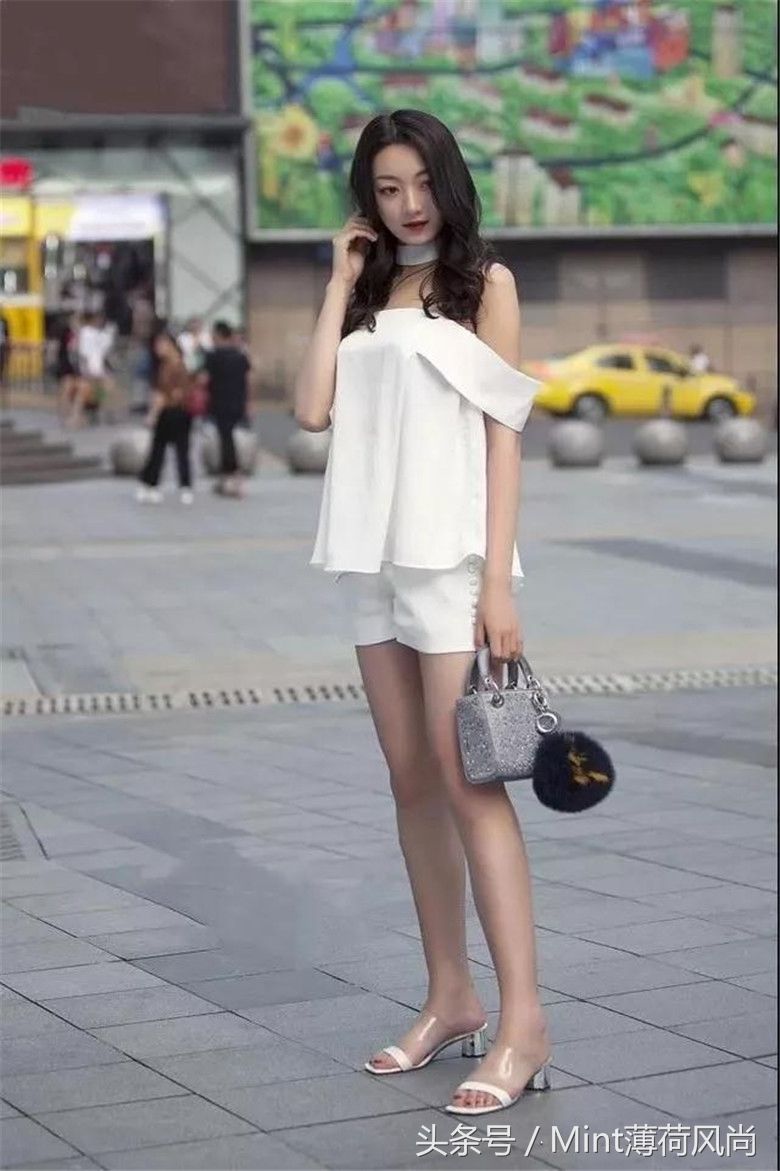 重庆街拍:镂空蕾丝衫+开叉阔腿裤，温柔可人且高雅