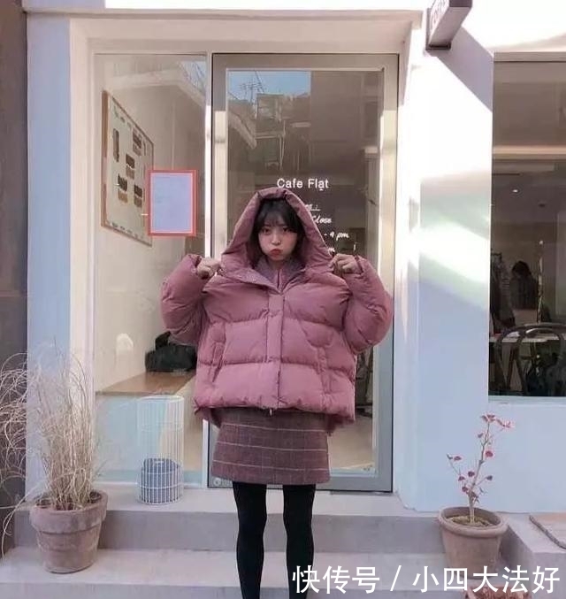 「 小可爱」羽绒服 + 裙子,羽绒服+针织衫,才是最保暖时髦打开方式,今冬羽绒服+直筒裤