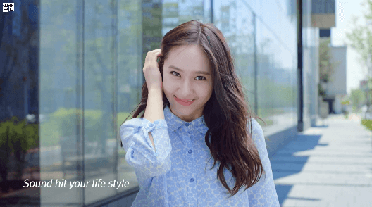 郑秀晶参加巴宝莉活动时，网友发现她的胸部垂到了肚脐眼