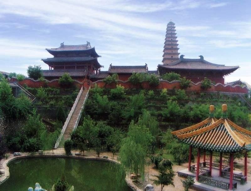 在这座寺庙里却发生过爱情，被人们誉为爱情圣地，更有神秘蛙鸣声