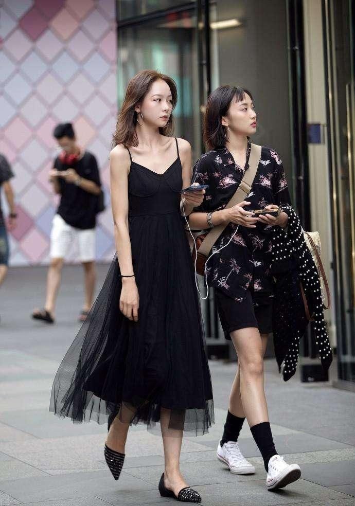 身材高挑的小姐姐，美腿修长皮肤白皙，样子好好看!