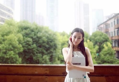 迪丽热巴晒照片秀清纯，不料却被胡冰卿晒出的照片给打败了