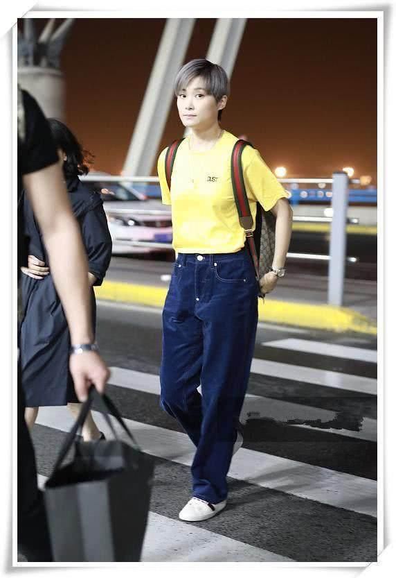 直到李宇春穿上T恤衫，才知道她深藏不露不仅仅是腿，网友：厉害