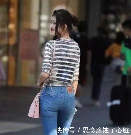 身穿牛仔裤的小姐姐，清爽优雅，彰显十足的女人味