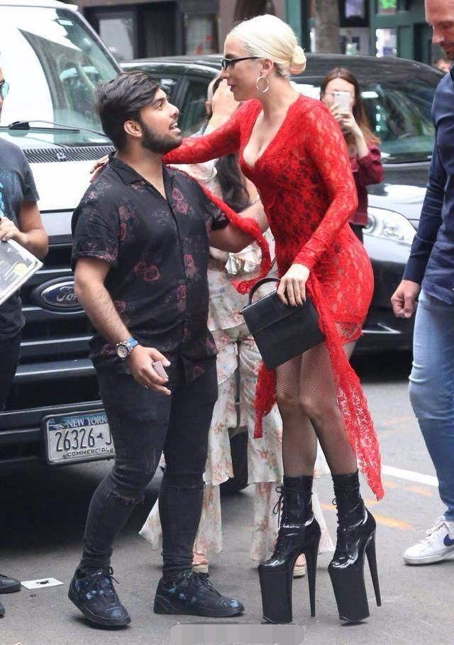 她们俩的高跟鞋你一双都穿不了，外国有LadyGaga中国有王子文