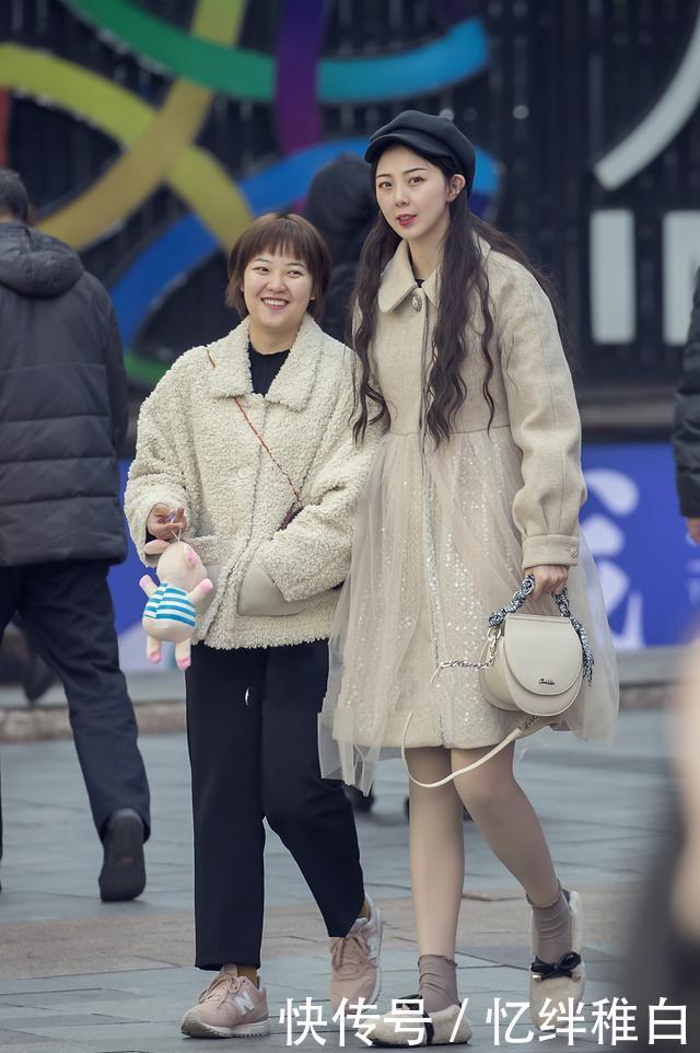 「搭配出街」优雅女人的气质和品味,尽在一件长款羊绒风衣,温暖有气势