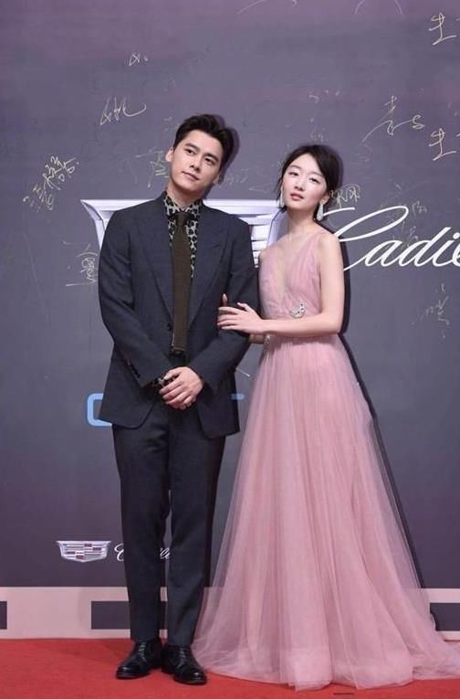 佟丽娅，周冬雨撞衫，二人同穿粉色吊带裙，差距竟如此尴尬