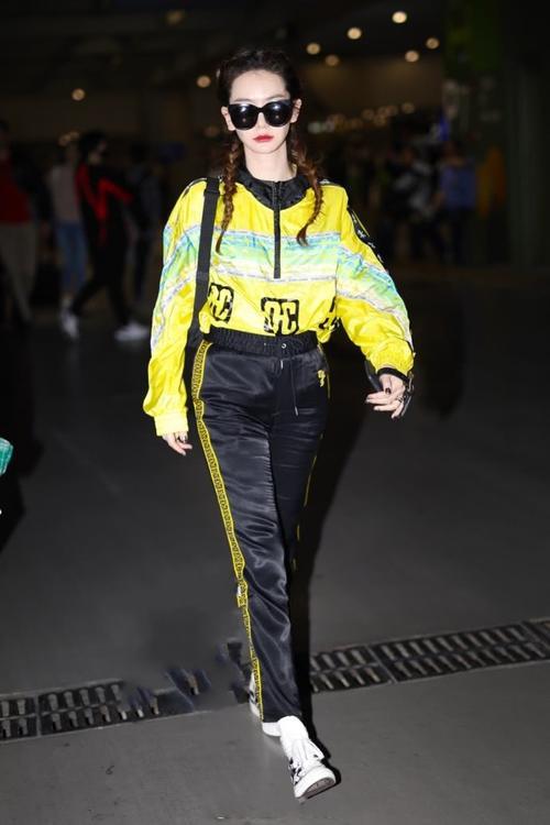 戚薇胆真大，穿条看不见的短裤去机场，考虑过李承铉的感受么？