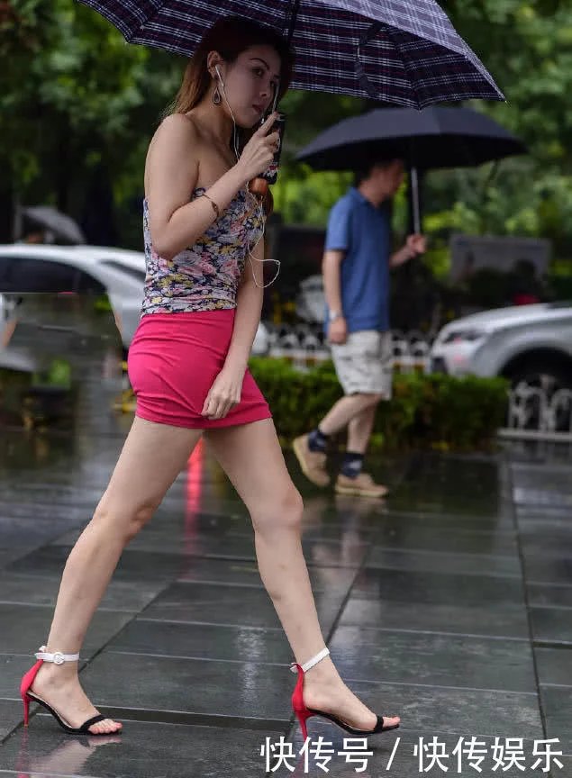 街拍：微胖女人穿紧身短裙画面太美，打伞也挡不住丰韵好身材