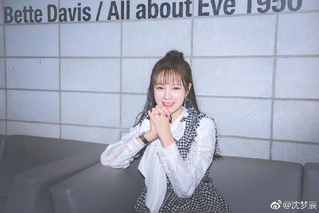 吴昕沈梦辰机场秀，一个潮到飞起，一个土到掉渣，网友:相差太大