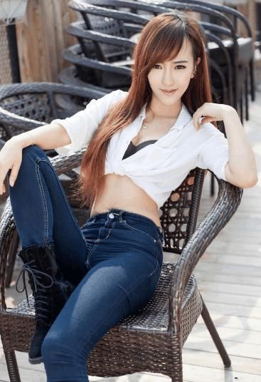 身材饱满的白衣牛仔裤美女，穿出女神气质，大长腿迷人