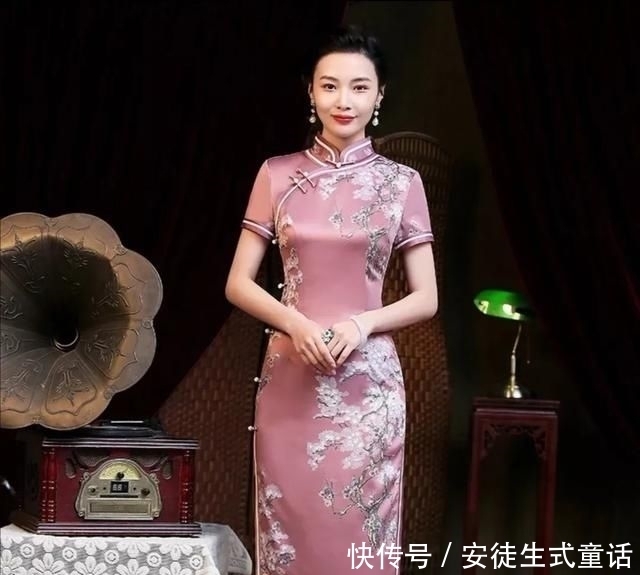 神态|女人的旗袍美,美在神态,也美在神韵!