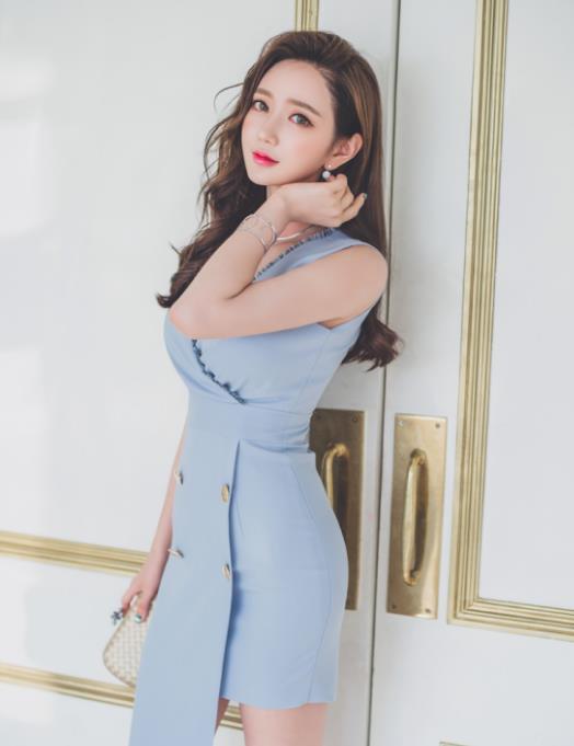  连衣裙|李妍静，一条浅蓝色的连衣裙大方气质