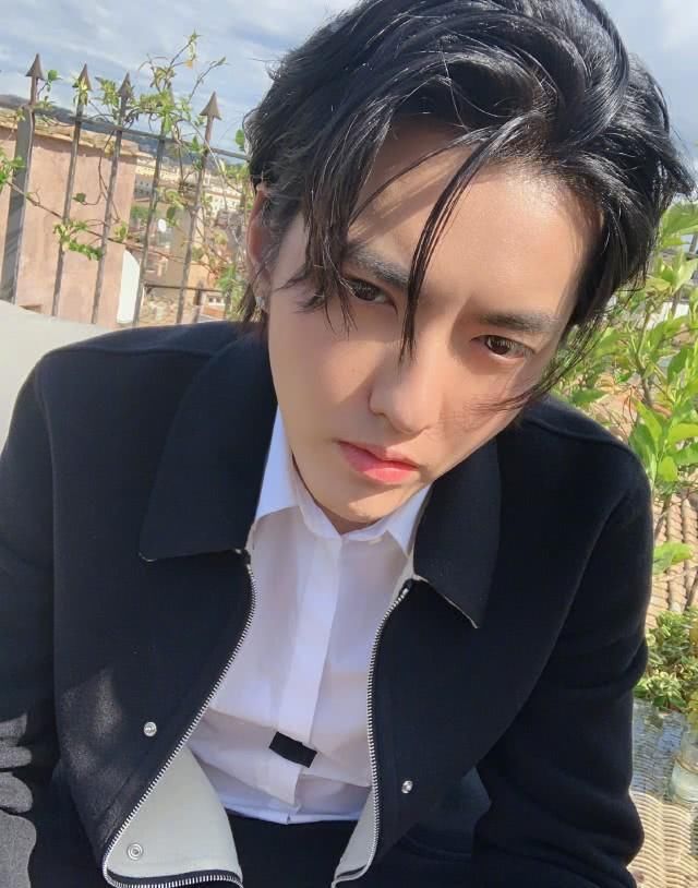 喜欢：吴亦凡自称为晒自拍图，网友大呼它是自拍图还自画照？觉得自身被骗