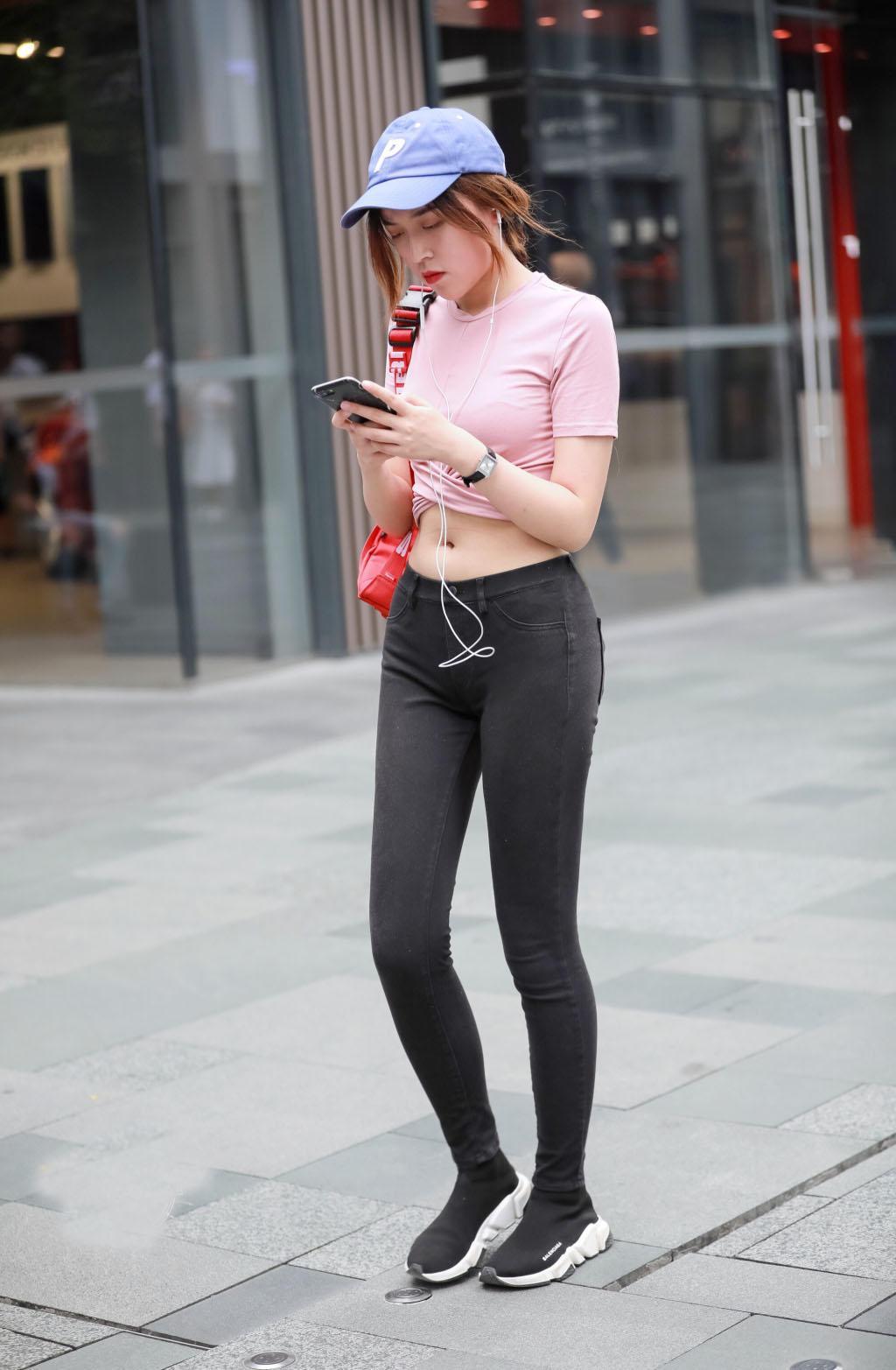 街拍：小姐姐紧身牛仔裤显出大长腿，曼妙腰部身线很是性感迷人