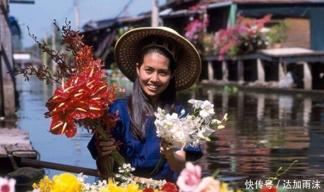 男子在泰国旅游，偶遇美女迎面递来顶草帽，导游大喊：不要伸手！