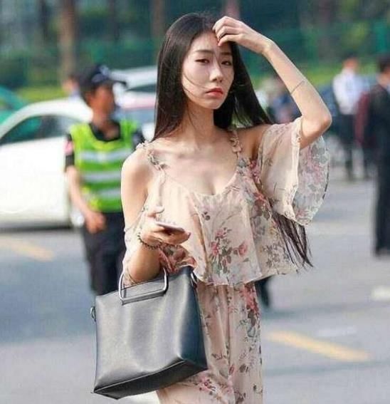 路人街拍，增加女神气质就选吊带露肩装，很仙女很迷人